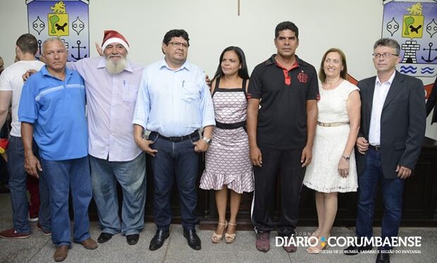'Papai Noel' e mais seis vereadores são empossados em Ladário
