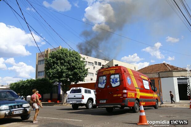 Fogo consome hotel na Dom Aquino e falta até água para combater incêndio