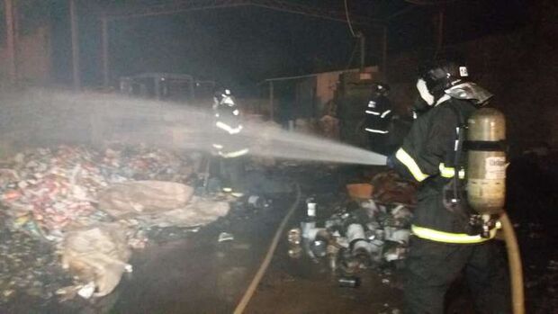 Depósito de recicláveis que já foi usado pelo tráfico é destruído em incêndio