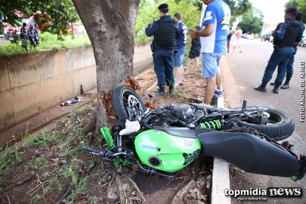 Motociclista bate em árvore e é arremessado para córrego na Ernesto Geisel