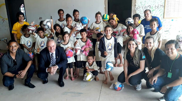 Projeto Além dos Muros doa a crianças carentes brinquedos e panetones feitos em presídios