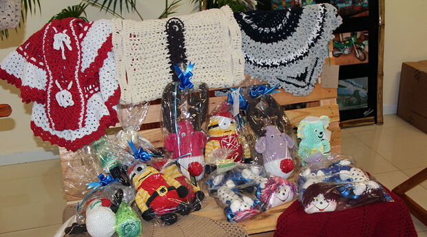 Feira de artesanatos feitos em presídios apresenta várias opções para presentear no Natal