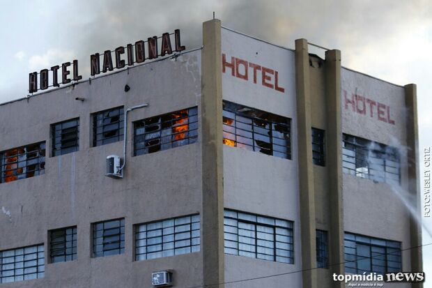 Sobrou fogo e faltou água: bombeiros lamentam estrutura para combater incêndio em hotel no centro