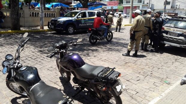 'Fogo na Babilônia': motociclista tem acesso de raiva, ameaça agentes e tenta incendiar moto