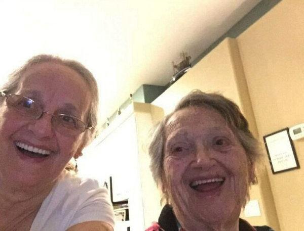 Mulher reencontra a filha que pensava estar morta há 69 anos