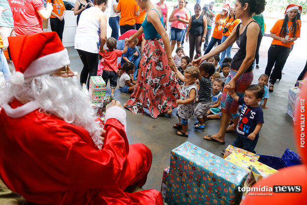 Campanha Papai Noel dos Correios entrega presentes e faz a alegria da criançada na Capital