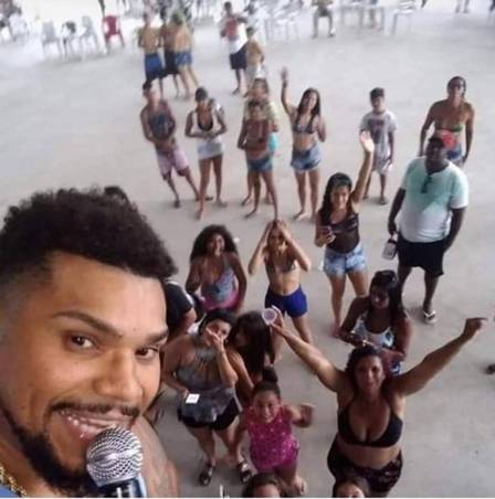 Show de Naldo no Rio fica vazio, e cantor já aceita receber cachê de R$ 5 mil