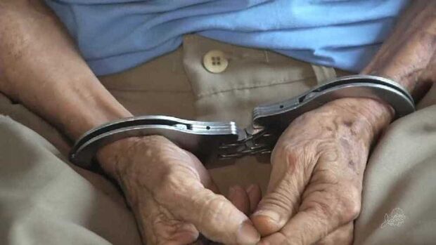 Professor aposentado é preso por estuprar adolescente em condomínio de luxo