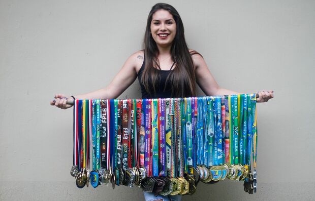 Jovem de 21 anos coleciona 95 medalhas na queda de braço: 'já lutei contra homem e ganhei'