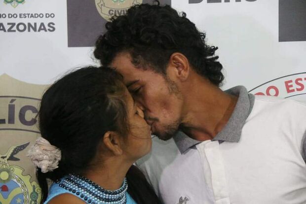 'Amor bandido': casal preso por matar amante da mulher troca beijos em delegacia