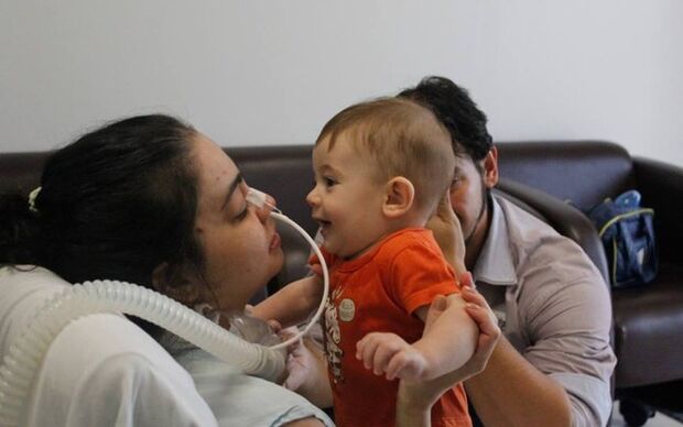 Mãe internada na UTI tem reencontro emocionante com filho de 7 meses