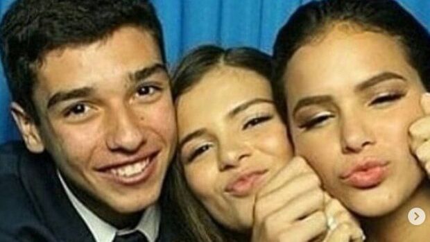 Bruna Marquezine apoia namoro da irmã e casal bomba na web