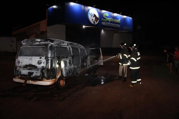 Após pane elétrica, Kombi pega fogo enquanto fazia o transporte de trabalhadores em MS