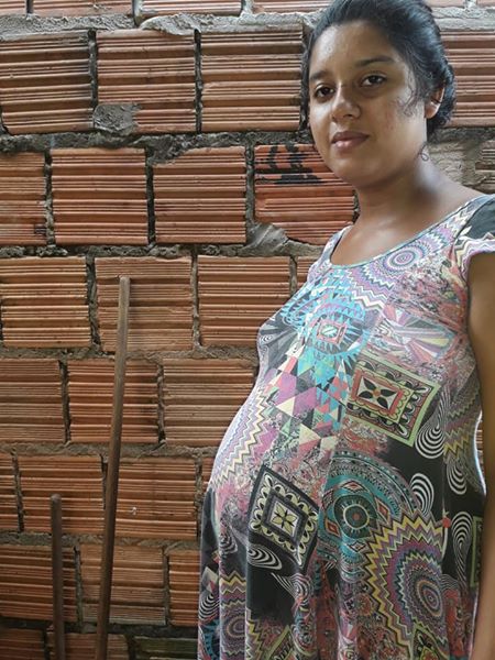 Adolescente grávida de oito meses precisa de doação de itens de bebê na Capital