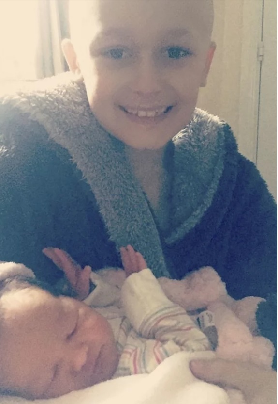 Menino resiste ao câncer para ver a irmã nascer e morre dias após o parto