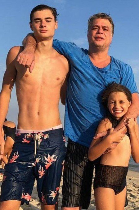 Fábio Assunção celebra os 16 anos do filho, João, com foto na praia