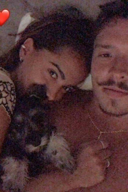 Anitta posa na cama com o novo namorado, Ronan Carvalho