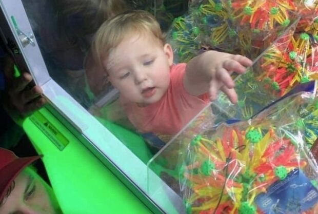 Criança de 2 anos fica presa em máquina de pegar brinquedos e precisa de resgate