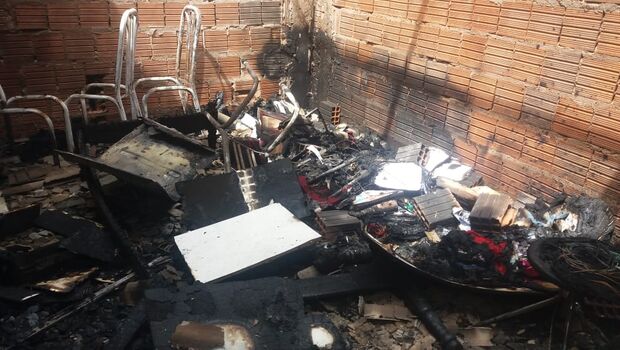 Moradores se revoltam após duplo homicídio e colocam fogo em casa de suspeitos