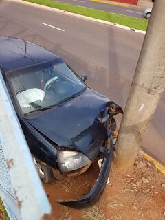'Deu no pé': motorista bate em poste e abandona veículo em plena luz do dia