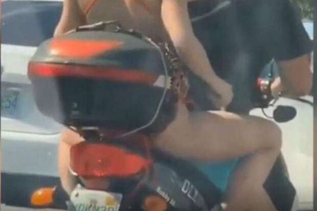'Quem sabe faz ao vivo': mulher é flagrada se depilando em cima de moto em movimento