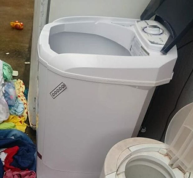 Criança é achada morta de cabeça para baixo dentro de máquina de lavar roupas