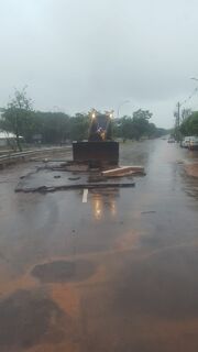 Prefeitura trabalha na recuperação da Rachid Neder após asfalto ser arrancado pela enxurrada