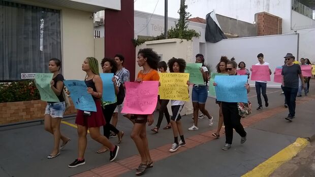 Após rapaz ser morto asfixiado, grupo faz protesto para conscientização sobre o racismo