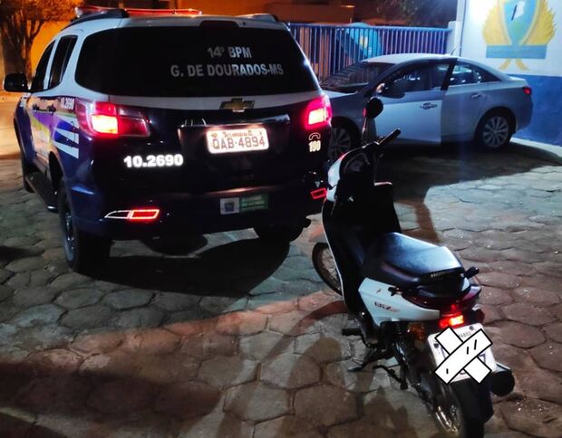 Menor de idade é abordada pela PM pilotando moto em cidade do MS
