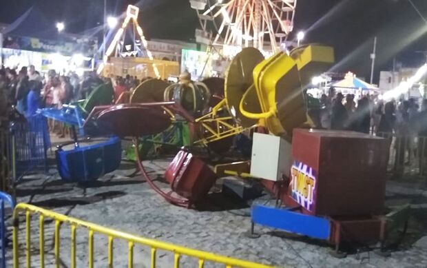 Brinquedo de parque de diversões desaba e deixa crianças feridas