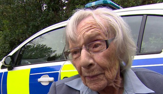 Policiais realizam sonho de idosa de 104 anos e a prendem por um dia