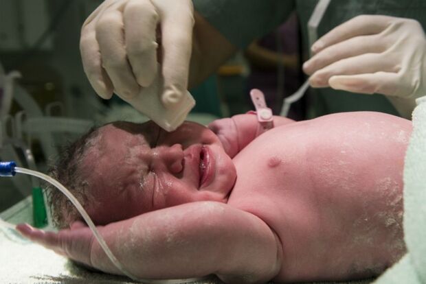 Bebê é dado como morto em hospital e volta a respirar nos braços da mãe