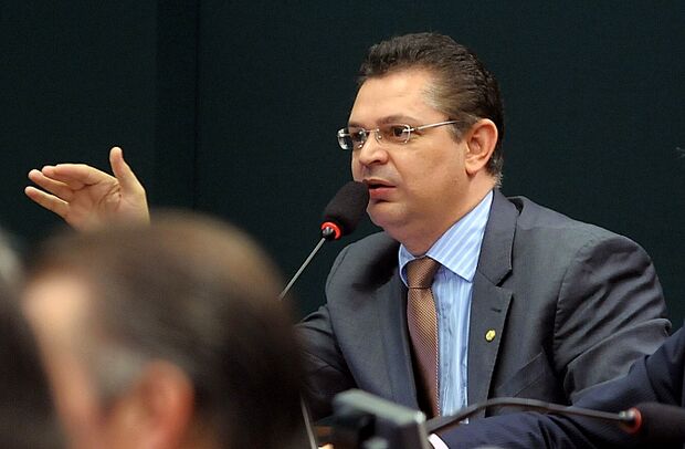 Para “evitar traição”, deputado sugere que cônjuges morem em Brasília