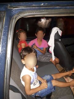 Pais são presos ao deixarem bebê e duas crianças trancadas em carro para irem até boate