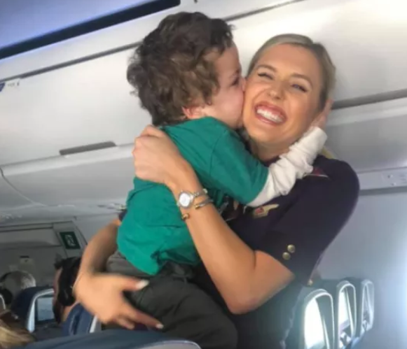 Mãe emociona ao agradecer comissária que acalmou filho autista em voo