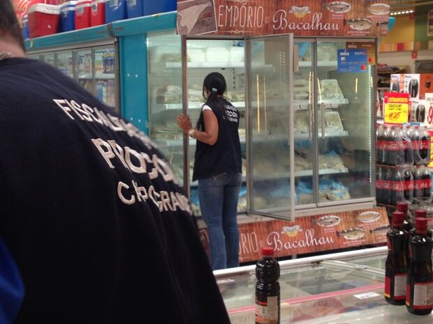 Após denúncia de cliente pelo 'Zap', Procon Campo Grande flagra produtos vencidos em supermercado