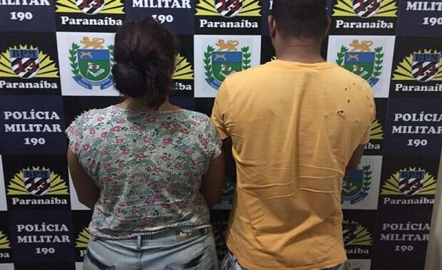 'Algemas da paixão': casal é preso com crack e dinheiro em residência