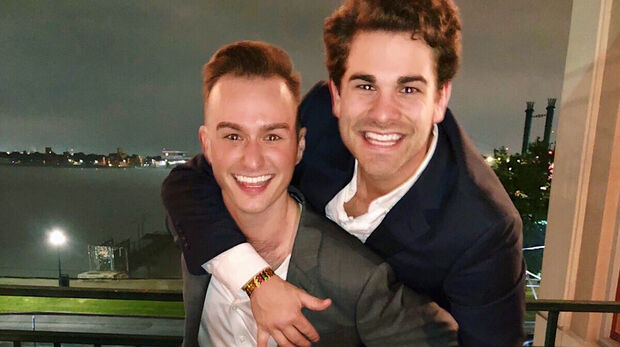 Jovem hétero convida amigo gay para ir ao baile de formatura junto e “casal” viraliza na internet
