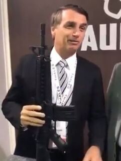 Bolsonaro volta atrás, altera decreto de armas e retira porte de fuzil para cidadão comum