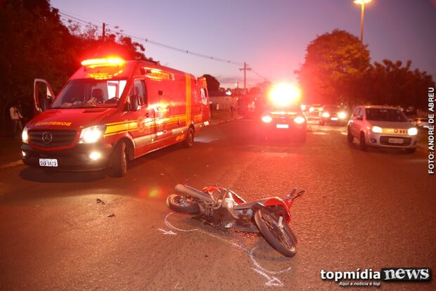Criança fica ferida em acidente entre carro e moto em Campo Grande