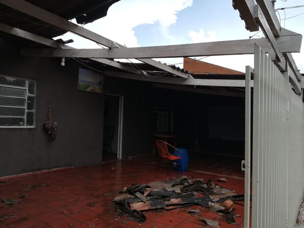 Vento destrói telhado e fiação elétrica de casa no bairro Cophavilla II