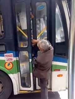 VÍDEO: idoso é agredido a chutes por motorista e impedido de entrar em ônibus