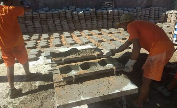 Lajotas fabricadas em presídio vão garantir calçamento a bairros de Aquidauana