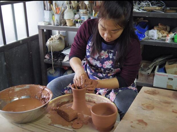 Neta de japoneses busca do outro lado do mundo as técnicas para cerâmica que hoje vende em MS