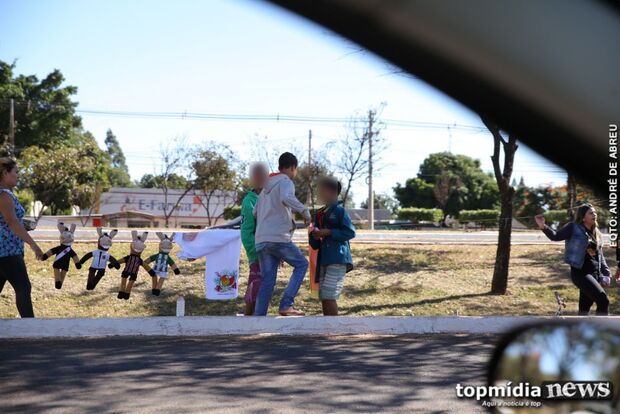 Crianças são flagradas trabalhando em semáforo de Campo Grande