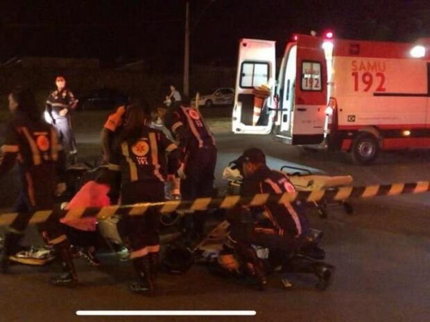 Motociclista morre e filho fica ferido após bater em caminhão no Bolsão