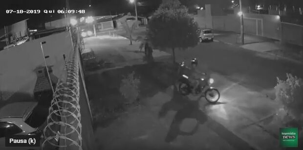 VÍDEO: dupla em moto ataca mulher em rua da Mata do Jacinto