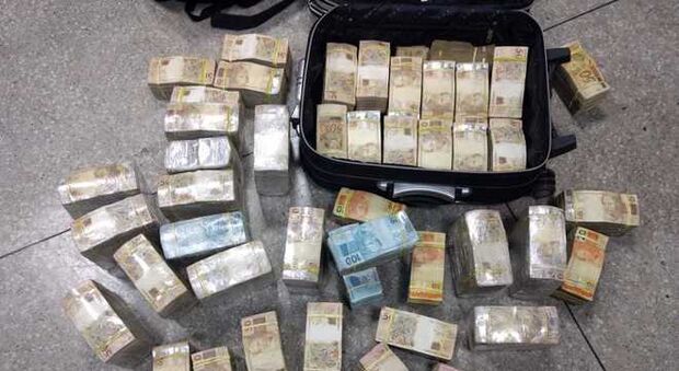 Ex-policiais são presos com R$ 1,5 milhão em porta-malas de carro