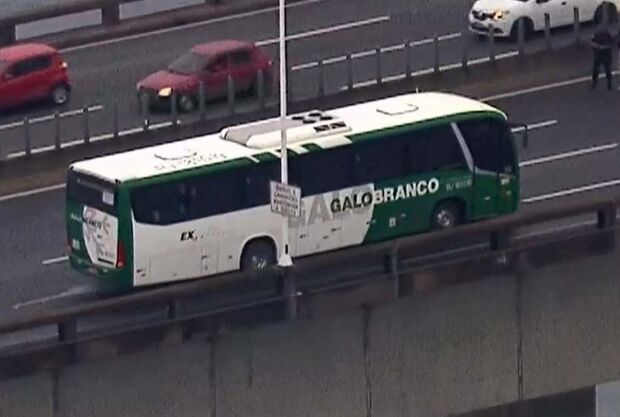Homem armado ameaça passageiros em ônibus na ponte Rio-Niterói