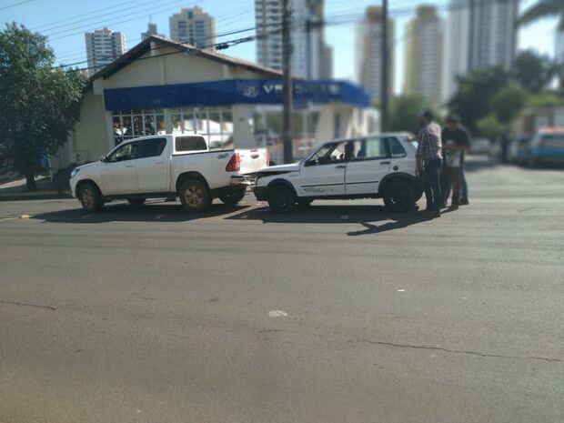Acidente entre veículos gera caos no trânsito da Joaquim Murtinho